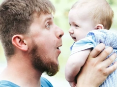 Ojców na urlopach przybywa. Ale ten trend zaczął hamować