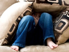 Jak urządzić kącik do czytania dla malucha? Miękkie koce dla dzieci i poszewki na poduszki.