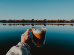 Od Tokio po Mediolan: jak globalne trendy wpływają na ekspresy do kawy