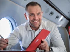 Podpis z odrzutowca. Prezydent Karol Nawrocki zdecydował w sprawie cen paliw