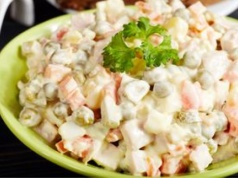 Sałatkę jarzynową robię bez majonezu. Jest lżejsza i nie podchodzi wodą