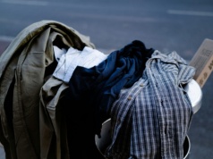 Pożegnaj poliester. Drożdże szyją przyszłość mody taniej niż wełna