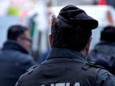 Uciekali przed policją. Po przeskoczeniu ogrodzenia znaleźli się na... posterunku