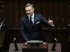 Nocny wpis człowieka Nawrockiego. W tle rządowe ustawy