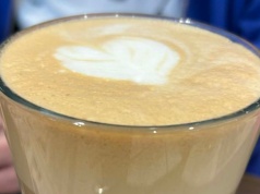 Uważaj, co mówisz zamawiając kawę. Za to doliczają dodatkowe pieniądze