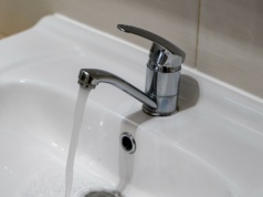 Zapomnij o mozolnym szorowaniu kranów. Tak szybko usuniesz kamień