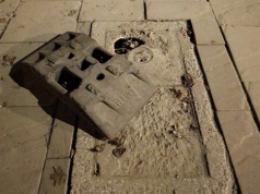 Na Al. Długosza wciąż niebezpiecznie. Podmiot odpowiedzialny za stan techniczny studzienki telekomunikacyjnej nadal lekceważy sytuację