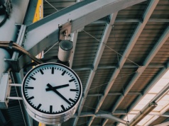 Podróż w noc zmiany czasu. Ważne informacje dla podróżnych