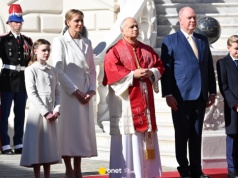 Papież przybył do Monako. Witali go księżna Charlene i książę Albert z dziećmi
