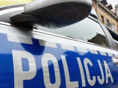 Zniszczył drzwi w centrum Katowic. Policja publikuje zdjęcia wandala i prosi o pomoc w jego identyfikacji