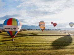 Kolorowe niebo nad Piwniczną. „Odlotowa Małopolska” nadciąga do Doliny Popradu