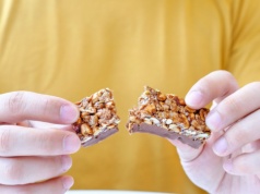 Są zdrowe tylko z pozoru. Tych składników w batonikach najlepiej unikaj