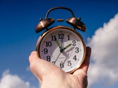 Zmiana czasu 2026. W nocy z 28 na 29 marca przestawiamy zegarki na czas letni