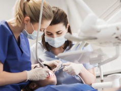 Naczelna Rada Lekarska murem za dentystami. Prezydium ostro krytykuje NFZ