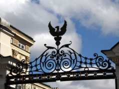 Renowacja orła nad Bramą Główną UW. Symbol uczelni odzyska dawny blask