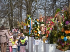Kolorowe palmy opanowały III Aleję. Młodzi częstochowianie połączyli tradycję z przesłaniem pokoju