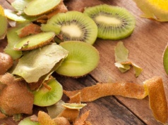 Skórki po kiwi zwykle lądują w koszu. Wystarczy ocet, a zamienią się w praktyczny środek