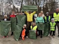 Przerażające ile ludzi wyrzucają śmieci do lasów. Na szczęście są Oni! (ZDJĘCIA)
