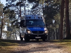 Tajemniczy obiekt w lesie niedaleko Mińska Mazowieckiego. Trwa akcja policji