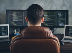 Jestem programistą, który od miesięcy nie dotknął kodu. AI mnie ekscytuje, ale martwię się o swoją przyszłość