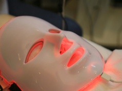 Terapia czerwonym światłem działa? Naukowcy kontra influencerzy