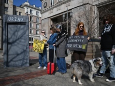 Kolejka donikąd na Placu Konstytucji. Amnesty International alarmuje w sprawie sytuacji Białorusinów