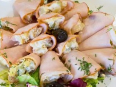 Zawijam w szynkę i podaję jako przystawkę. To prosty, a efektowny sposób