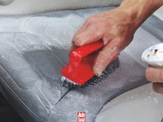 Tak samodzielnie upierzesz tapicerkę w aucie. To nie zajmuje wiele czasu
