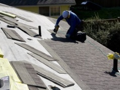 Naprawili jej dach, a ona wezwała ICE