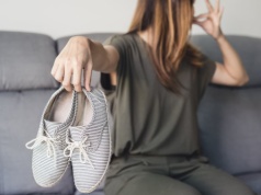 Wiosną ten problem wraca szybciej, niż myślisz. Jak pozbyć się zapachu z butów?