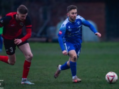 Niewykorzystane okazje i spóźniona pogoń. Podział punktów w derbach