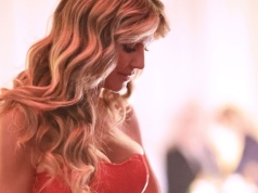 Trencz w tym kolorze to gorący trend wiosny. Heidi Klum skradła całą uwagę