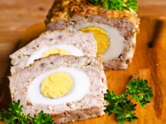 Pieczeń rzymska, ale z białej kiełbasy. Przepis Karoliny Stolarskiej-Bigos