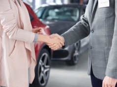 Raport: wybór nowego auta w Polsce trwa nawet trzy miesiące