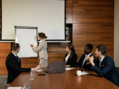 Korporacyjny bełkot niszczy firmy od środka. Tylko inteligentni pracownicy to widzą