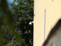 Jak w Big Brotherze. Celują kamerami w okna sąsiadów. "Córka ma tam pokój"