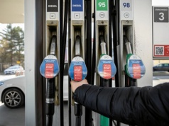 Kiedy spadną ceny paliw? Minister finansów podał dokładną datę