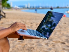 Zwolnienie bez wypowiedzenia za pracę zdalną z zagranicy. Sąd rozstrzygnął spór