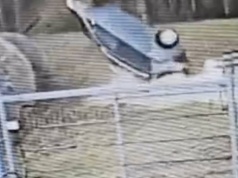 Miała trzy promile, wiozła trzylatkę i gapiła się w telefon. Dachowała