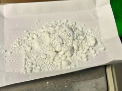 Nerwowy pasażer zwrócił uwagę policjantek. W aucie i mieszkaniu 35-latka znaleziono narkotyki