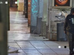 Mężczyzna z nożem zatrzymany na olsztyńskiej starówce. Monitoring wychwycił zagrożenie