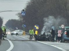Uderzył w wysepkę, zderzył się czołowo z fordem i dachował. Do akcji ratunkowej skierowano śmigłowiec LPR