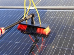 Po zimie fotowoltaika traci wydajność. Właściciele mogą ją poprawić jednym ruchem