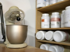 Nielegalna fabryka podrabianych suplementów diety w domu w Podgórzu . Wyroby sprzedawano przez Internet