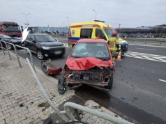 Groźny wypadek na ul. Conrada. Samochód wjechał na chodnik i potrącił pieszą