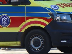 Kraków, ul. Conrada. Auto po zderzeniu wjechało na chodnik i potrąciło pieszą