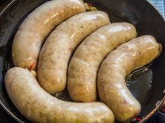 Jak parzyć białą kiełbasę, żeby nie pękała? Sposób jest banalnie prosty