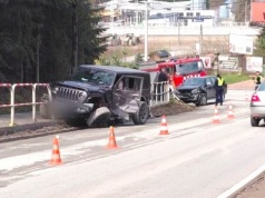 Zderzenie w Marcinkowicach. Samochody i ciągnik rozbite przy kościele, jedna osoba trafiła do szpitala