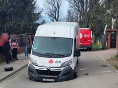 Pod jadącym busem zapadła się droga. Pojazd wpadł do zapadliska