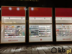 Zobaczyła cenę 119 zł w Rossmannie i wzięła dwa flakony – dopiero przy kasie sprawdziła regularną cenę